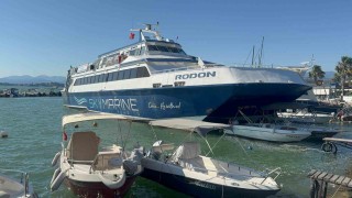 Rodos seferi yapan feribot Fethiyede karaya oturdu