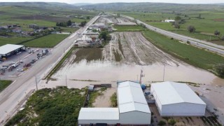 Sağanak tarım arazilerini vurdu, yol sel sularıyla kapandı