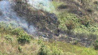 Sahildeki vatandaşlar alevleri görünce kovalarla yangın bölgesine koştu