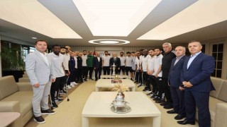 Şahinbey Ampute Futbol Takımı şampiyonluk kupasını kaldırdı
