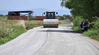Salihlide 5 mahalleyi bağlayan yol baştan sona yenilendi