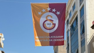 Salihlide caddelere şampiyon Galatasaray bayrakları asıldı