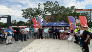 Salihlide motosiklet sürücülerine kask dağıtıldı