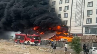 Şanlıurfada depoda çıkan yangın binayı sardı