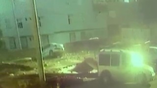 Şanlıurfada park halindeki aracın çukura düşmesi kamerada