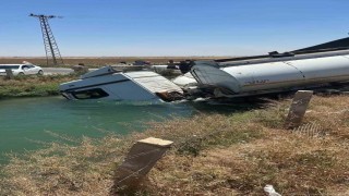 Şanlıurfada tanker ve kamyon sulama kanalına düştü: 2 yaralı