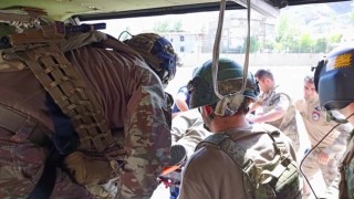 Sarp arazide hayatını kaybeden vatandaşın cenazesi helikopterle alındı