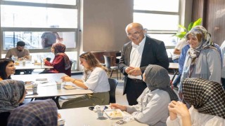 Şehir Kütüphanesinde öğrencilere yemek ikramı