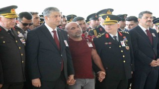 Şehit babası yürekleri dağladı, oğlunun tabutuna koşup öptü