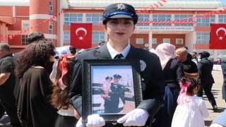 Şehit babasının izinden giderek polis oldu
