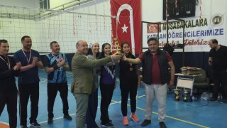 Şehit öğretmen anısına düzenlenen voleybol turnuvası sona erdi