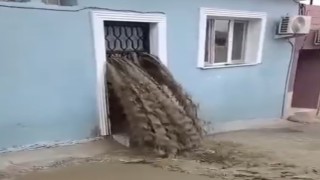 Sel suları evinin içinden geçti: Ölümden döndü