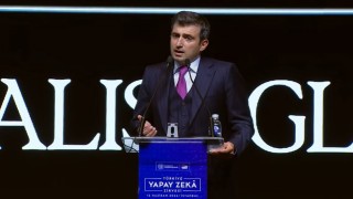 Selçuk Bayraktar: Gayemiz, insanın makineleştiği değil teknolojinin insana hizmet ettiği adil bir dünya inşa etmek