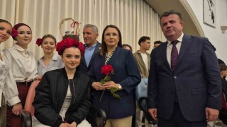 Sepet şeklinde tasarlanan insan saçında çikolata ikramı
