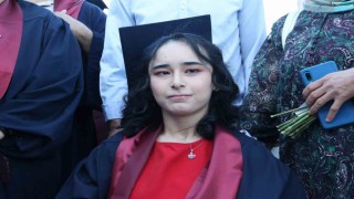 Serebral palsi hastası genç kız ikinci üniversitesinden mezun oldu