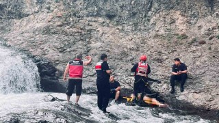 Serinlemek için girdiği derede akıntıya kapılan gencin cansız bedenine ulaşıldı
