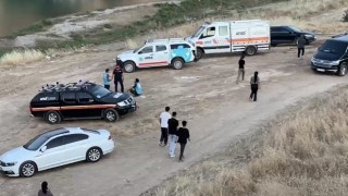 Serinlemek için Göksu Çayına giren genç akıntıya kapıldı