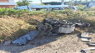 Servis minibüsünün lastiği patladı, direğe çarptı: 6 yaralı