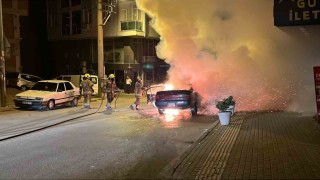 Seyir halindeki araç alevlere teslim oldu, sokak aydınlandı