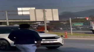 Seyir halindeki otomobil alev topuna döndü