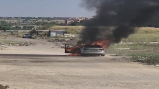 Seyir halindeki otomobil alev topuna döndü