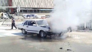 Seyir halindeki otomobil alevlere teslim oldu