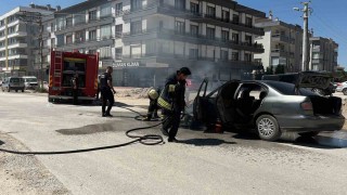 Seyir halindeki otomobil yandı