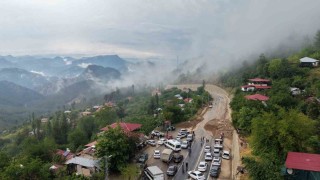 Şiddetli yağış heyelana yol açtı, motosiklet toprak altında kaldı