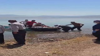 Siirtte bahçede fenalaşan hasta, tekneyle ambulansa ulaştırıldı