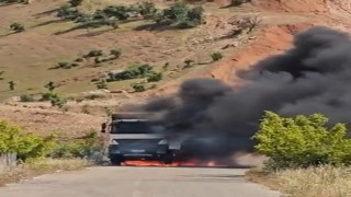 Siirtte kamyon yangını: Sürücü son anda kurtuldu