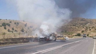 Siirtte seyir halindeki otomobil alev aldı