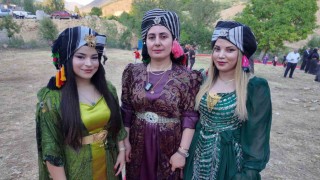 Şırnakta yüz yıllardır süren gelenek: Başlara takılan puşiler, düğünlere renk katıyor