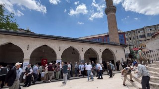 Sivas'ta cami cemaatine aşure ikram edildi