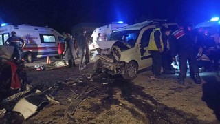 Sivasta iki araç kafa kafaya çarpıştı: 1 ölü, 3ü ağır 7 yaralı (GÜNCELLEME)