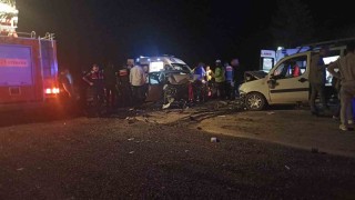 Sivasta iki araç kafa kafaya çarpıştı: 4ü ağır 8 yaralı