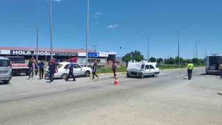 Sivasta iki otomobil çarpıştı: 2 yaralı