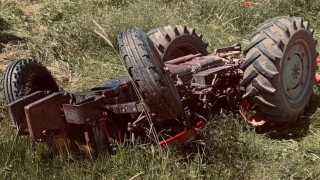 Sivasta kontrolden çıkan traktör devrildi: 1 ağır yaralı