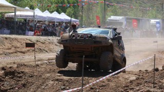 Sivasta off road festivalinde takla atan araç yürekleri ağza getirdi