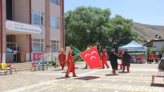Sivasta öğrenciler okula güle oynaya veda etti