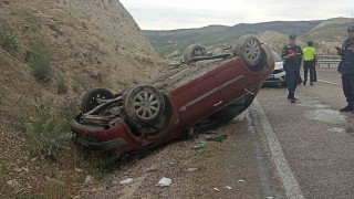 Sivasta otomobil takla attı: 2si ağır 3 kişi yaralandı
