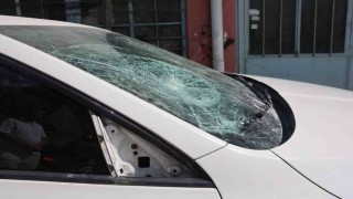 Sokağa park ettiği milyonluk otomobilini komşusu parçaladı
