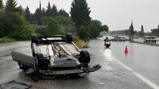 Söke Kuşadası yolu üzerinde otomobil takla attı