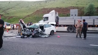 Solhanda tır ile otomobil kafa kafaya çarpıştı: 3 yaralı