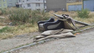 Sorumsuzca çevreye atılan eski ev eşyaları görüntü kirliliğine yol açıyor