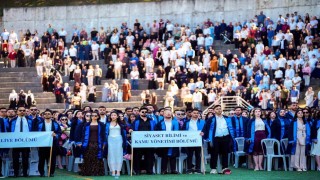 Stadyumu dolduran aileler, çocuklarının mezuniyet heyecanına ortak oldu