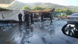 Su yüklü tır hızlı tren köprüsü ayağına çarptı : Sürücü hayatını kaybetti