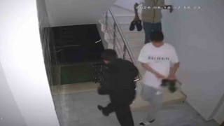 Suç makinesi çocuk hırsızlar çaldıkları ayakkabıların kalitesini kontrol ederken kameraya yakalandı