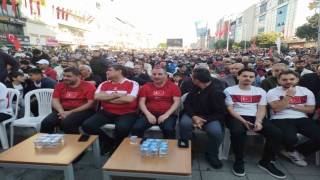 Sultanbeyli Kent Meydanında vatandaşlar milli takım için tek yürek oldular