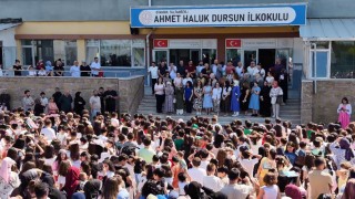 Sultanbeylide 37 yıllık öğretmene duygu dolu uğurlama: Öğrencilerinden konfetili sürpriz