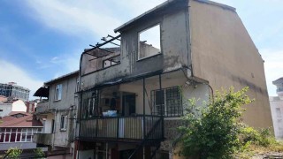 Sultanbeylide izolasyon malzemeleri tutuşan çatı alevlere teslim oldu